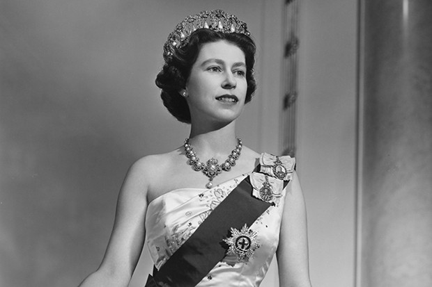 LONDON+-+DECEMBER+1958%3A++Queen+Elizabeth+II+poses+for+a+portrait+at+home+in+Buckingham+Palace+in+December+1958+in+London%2C+England.+%28Photo+by+Donald+McKague%2FMichael+Ochs+Archives%2FGetty+Images%29